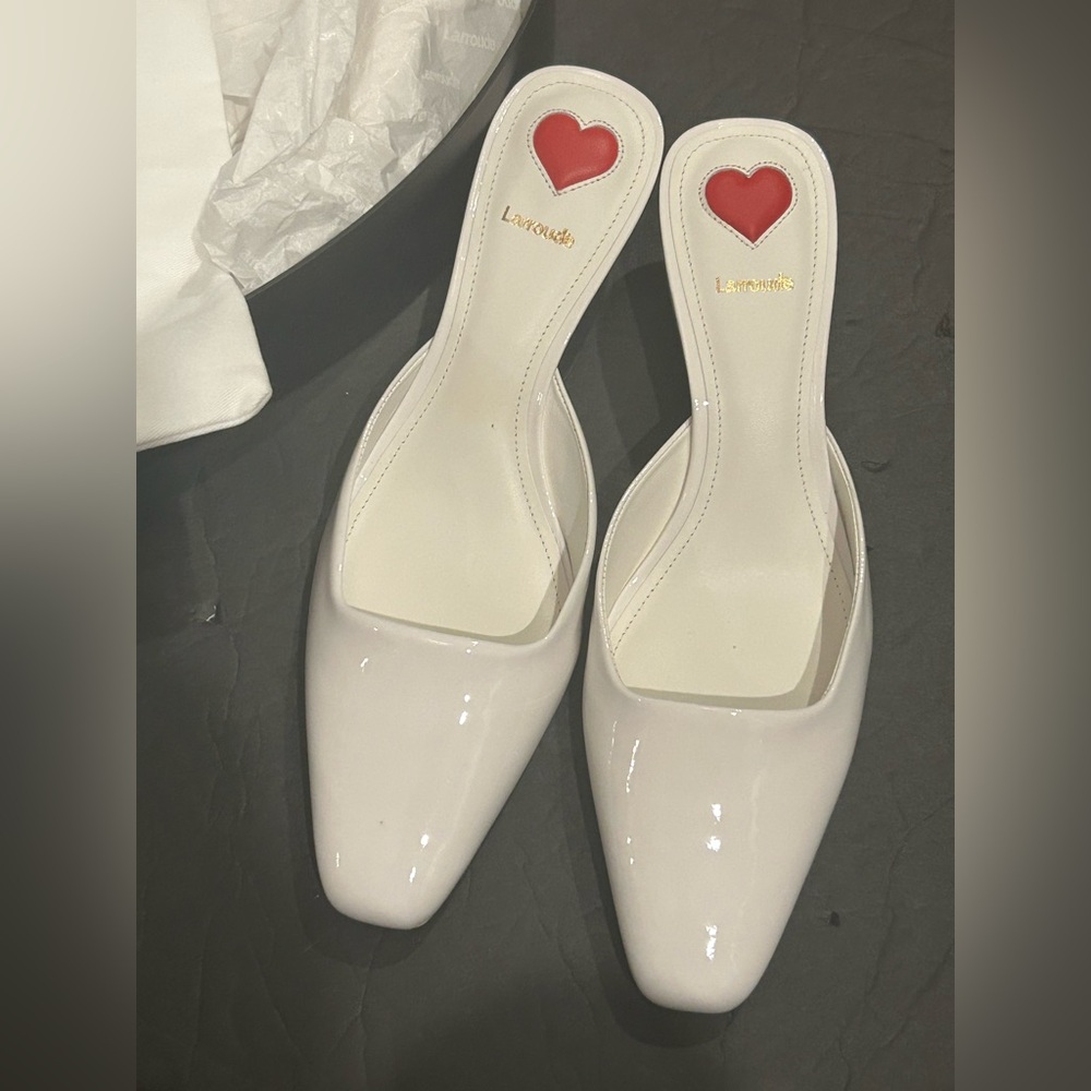 Larroude white patent Leather slip on Mule Size 8.5 New with heart shaped box - Picture 11 of 11